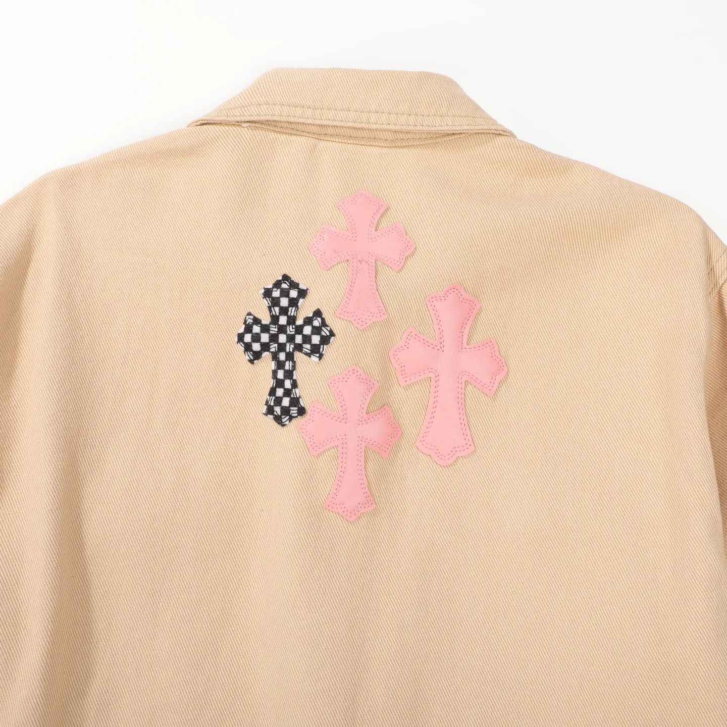 P260 Chrome Hearts丨Chloe Hearts 25ss Cherry Blossom Pink Leather Jacket Same Style for Men and Women WorkDog Pink Leather Jacket, a timeless workwear series. The fabric is made of custom-woven high-density canvas, which took more than two months. It was subsequently lightly coated to give the whole body a glossy look~ Zero color difference was achieved, and the fabric texture details were all in place! The crosses of the accessories are all genuine sheepskin, hand-stitched! The actual texture is better, the upper body is stiff, and it is OK for both men and women. The dark cross leather element has its own aura and can be worn with any outfit to slay the audience! Let you easily control the rate of return! The cross stitching is all lambskin, the inner leather is first-layer calfskin, the hardware is silver-plated, and the details are full. Size: S/M/L/XL Length: 66/68/70/72 Bust: 55/57.5/60/62.5 Shoulder width: 45.5/47.5/49.5/51.5 Sleeve length: 62/63/64/65
